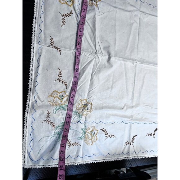 Vintage Hand-Embroidered Floral Tablecloth With Scalloped Edge & Lace Trim - Picture 3 of 5